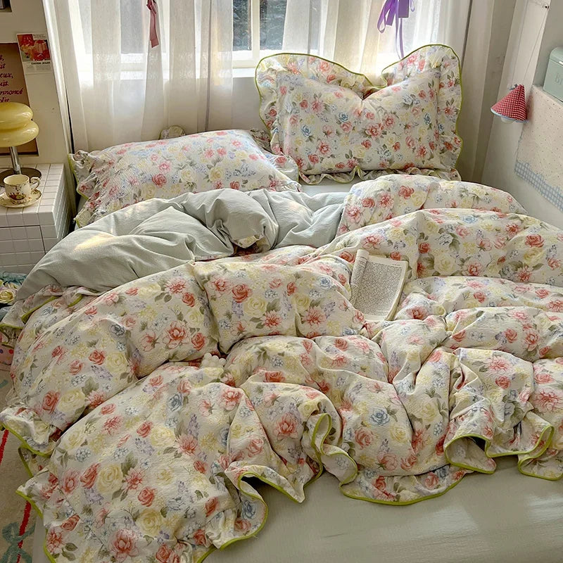 flower patterned ruffley duvet set